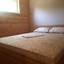 Двуспальная кровать в номере коттедж Бирючий в Кирилловке