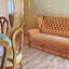 Удобный диван в номере гостевой дом Адажио на косе Пересыпь в Кирилловке