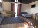 2-комнатный Люкс на 9 человек гостевой дом Альпина мягкая мебель в номере