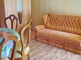 удобный диван гостевой дом Адажио в Кирилловке