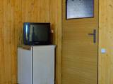Телевизор в 4-х местном номере с удобствами база Оазис в Кирилловке