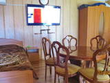 обеденный стол в номере гостевой дом Адажио в Кирилловке
