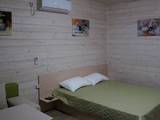 удобная кровать в номере коттедж пляжный на Бирючем острове