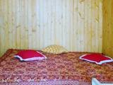 Двуспальная кровать в 3-х местном номере с удобствами база Оазис в Кирилловке