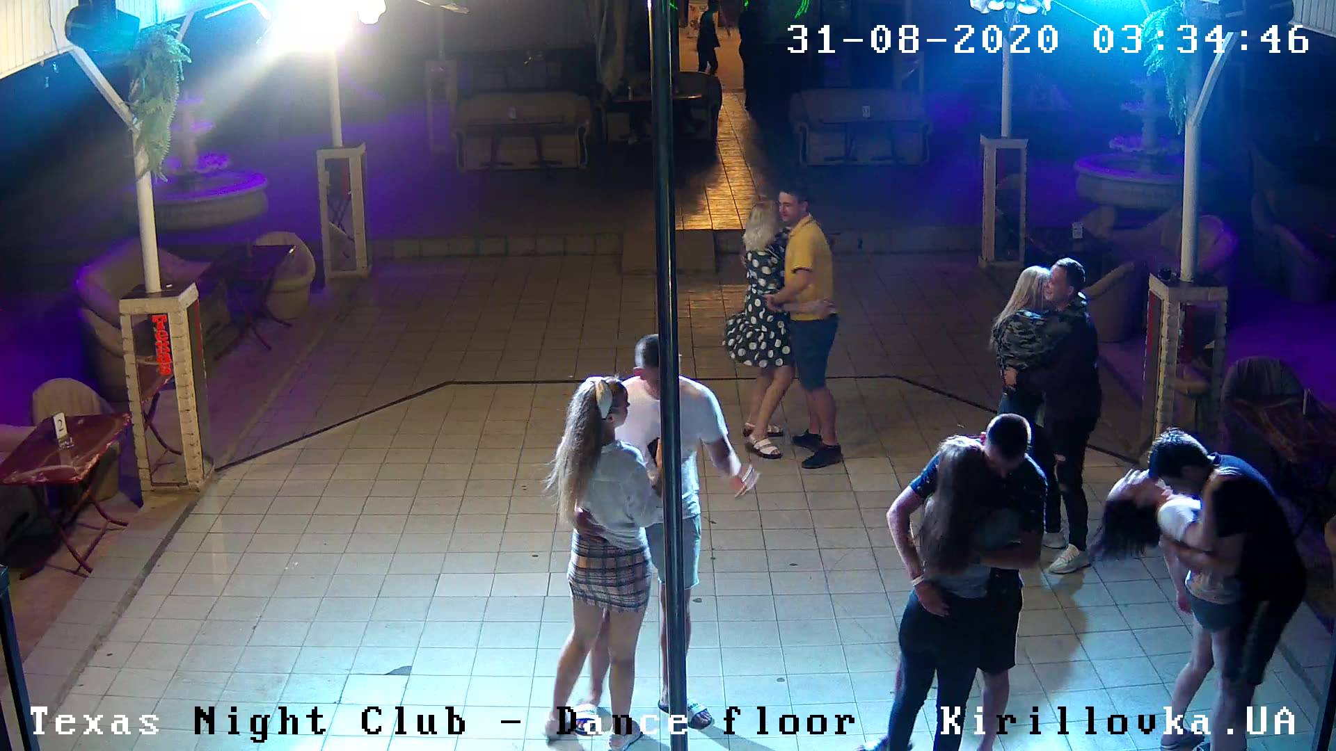 Веб камера в развлекательном комплексе Техас в Кирилловке. Центральный зал, танцпол.